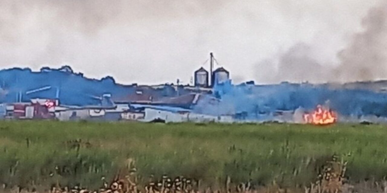 Φωτιά σε ξερά χόρτα έξω από τον οικισμό της Σάλπης Ροδόπη