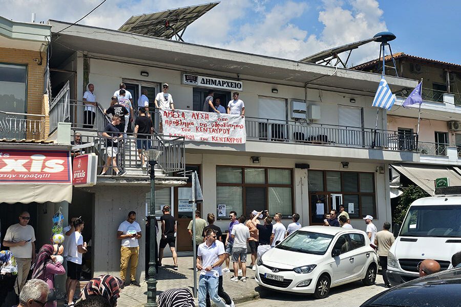 Συνεχίζονται οι αντιδράσεις των κατοίκων του Κενταύρου. Διαμαρτύρονται για την έκλειψη νερού – Συγκέντρωση έξω από το δημαρχείο – ΠΑΡΕΜΒΑΣΗ ΚΚΕ