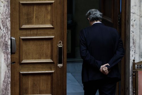 Το ύφος ενσαρκώνει ήθος Τα φωτεινά έδρανα του κοινοβουλίου έχουν ανεχτεί και εξακολουθούν να ανέχονται πολύ σκοτάδι των σπηλαίων, με συμπεριφορές αγοραίες και μόρτικες…