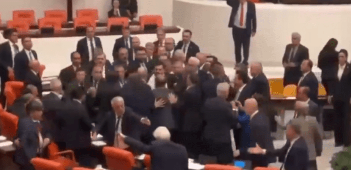 Τουρκία: Σε πεδίο μάχης μετατράπηκε η Εθνοσυνέλευση – Άγριο ξύλο μεταξύ βουλευτών