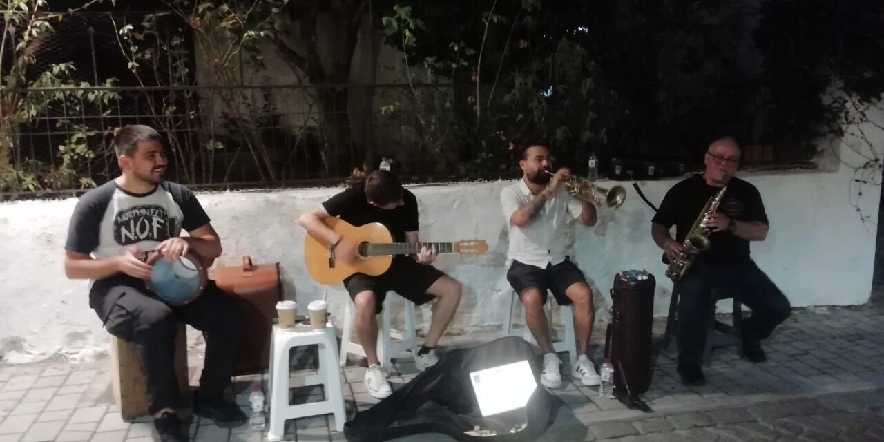 Μπουκοβίνοι. Υπάρχουν και αυτές οι «ταξιδιάρικες» ορχήστρες στα σοκάκια της Παλιάς Πόλης.