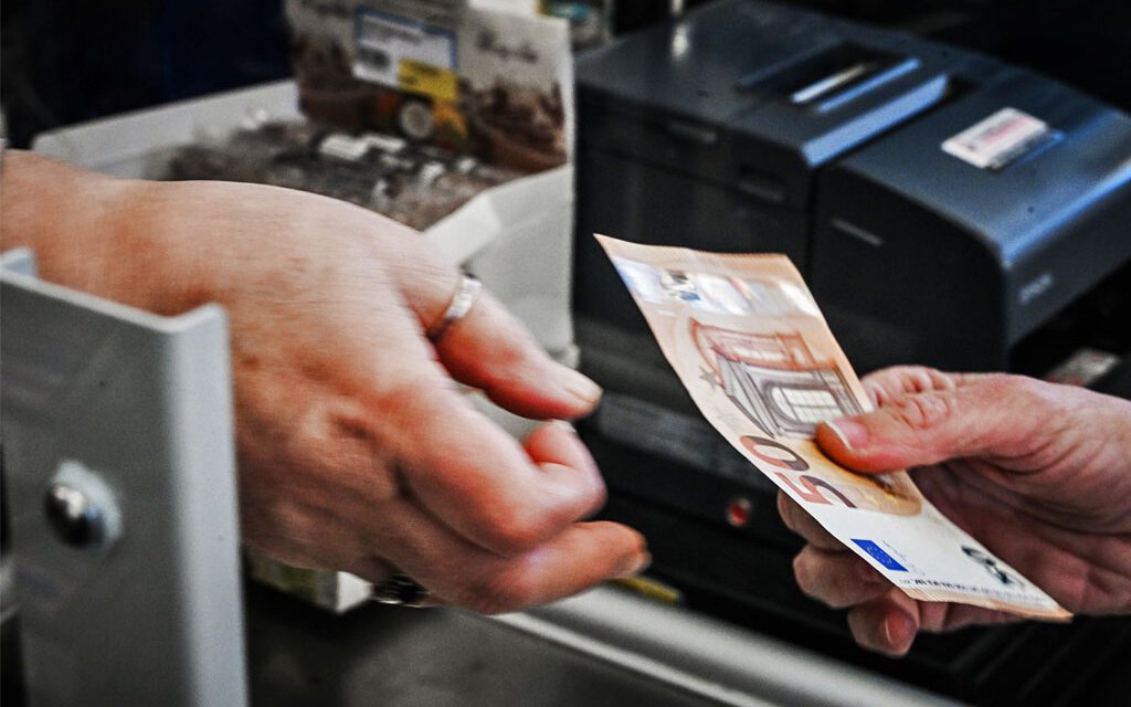 Στον πάτο της αγοραστικής δύναμης η Ελλάδα