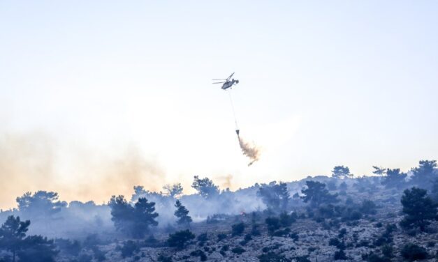 Χίος: Συνεχίζει να καίει για 4η μέρα η καταστροφική φωτιά – Μάχη με διάσπαρτες εστίες