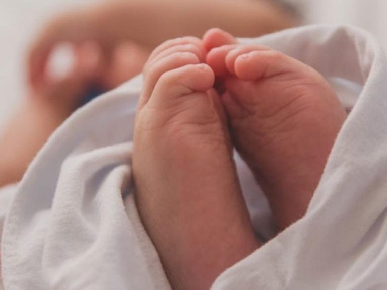 Γονείς τέρατα, άφησαν το μωρό τους στο μπαλκόνι να κλαίει και πήγαν να κοιμηθούν!