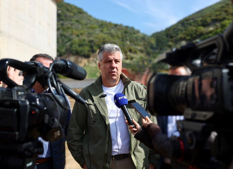 Εκατομμύρια ακούμε, έργα δεν βλέπουμε