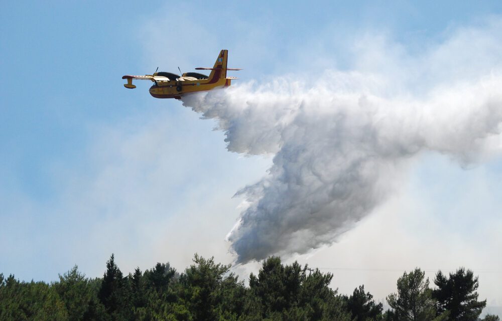Φωτιά στη Ροδόπη – Ηχησε το 112 για εκκένωση Ρίψεις νερού πραγματοποιούν τρία αεροσκάφη καθώς και τρία ελικόπτερα