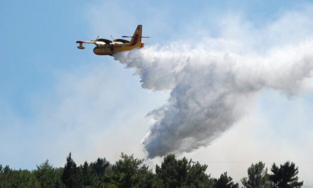 Φωτιά στη Ροδόπη – Ηχησε το 112 για εκκένωση Ρίψεις νερού πραγματοποιούν τρία αεροσκάφη καθώς και τρία ελικόπτερα