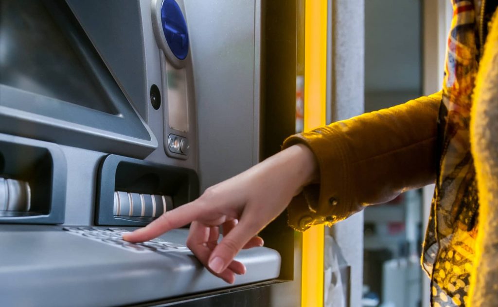 ΕΕΚΕ: ΕΞΟΡΓΙΣΤΙΚΗ ΚΕΡΔΟΣΚΟΠΙΑ ΤΗΣ ΤΡΑΠΕΖΑΣ ΠΕΙΡΑΙΩΣ ΣΕ ΒΑΡΟΣ ΤΩΝ ΚΑΤΑΝΑΛΩΤΩΝ