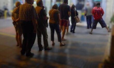 ΕΞΟΡΓΙΣΤΙΚΗ ΚΕΡΔΟΣΚΟΠΙΑ ΤΩΝ ΤΡΑΠΕΖΩΝ.   Και  ΣΤΕΡΟΥΝ ΠΟΡΟΥΣ ΑΠΟ ΤΟΥΣ ΠΟΛΙΤΕΣ, και  ΤΟΥΣ «ΣΤΗΝΟΥΝ»  ΣΤΗΝ ΟΥΡΑ ΤΩΝ Α.Τ.Μ. ΓΙΑ ΝΑ ΠΑΡΟΥΝ  ΤΑ ΧΡΗΜΑΤΑ ΤΟΥΣ  ΠΟΥ  ΥΠΟΧΡΕΩΤΙΚΑ ΜΕ ΝΟΜΟ ΤΟΥ ΚΡΑΤΟΥΣ, ΤΑ  «ΦΙΛΟΞΕΝΟΥΝ»