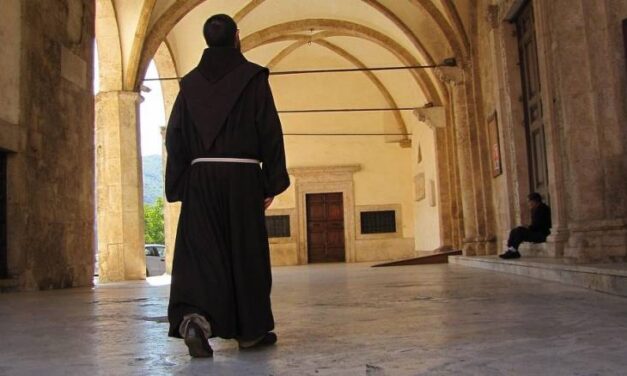 Ισοπεδώθηκαν όλες οι αξίες  – Καλάβρυτα: Δύο Ευαγγέλια ήθελε να πουλήσει ο ηγούμενος – Έξι οι συλλήψεις