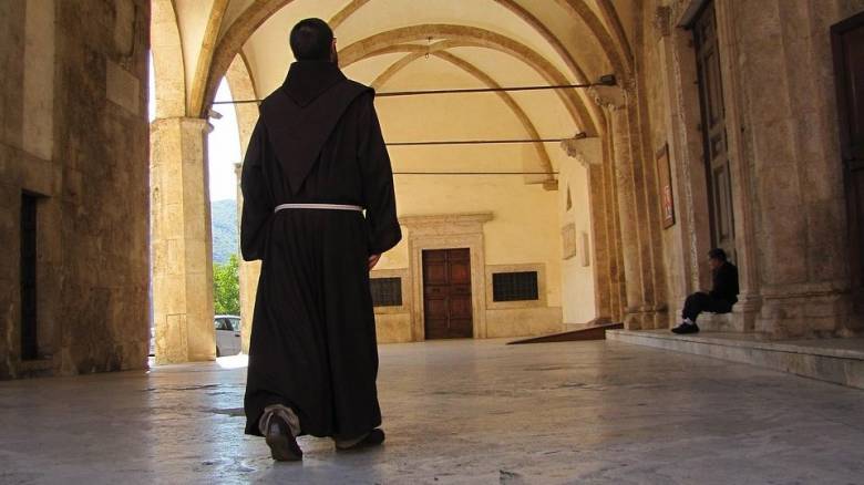 Ισοπεδώθηκαν όλες οι αξίες  – Καλάβρυτα: Δύο Ευαγγέλια ήθελε να πουλήσει ο ηγούμενος – Έξι οι συλλήψεις