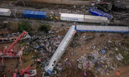 Τέμπη: Πώς ένα Δυστύχημα Έγινε Πολιτικό Κουβάρι  Η ανάδειξη μιας τραγωδίας σε εθνικό και πολιτικό ζήτημα