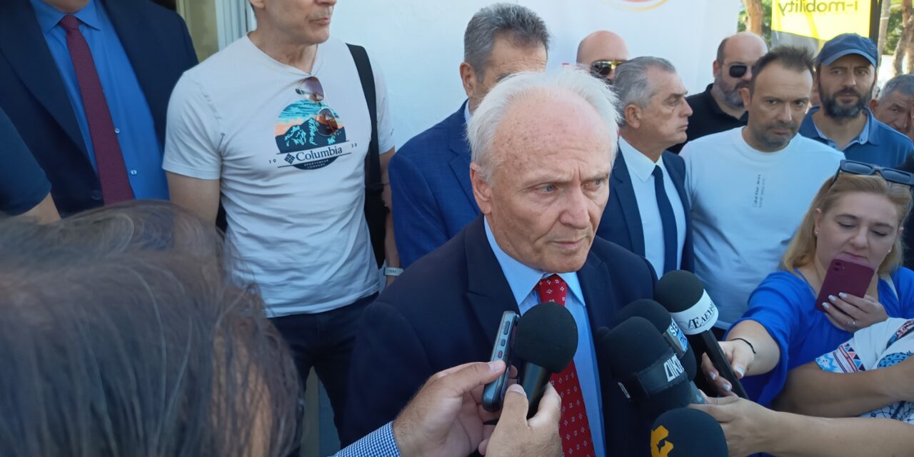 Επεισόδια στo χώρο της SEREXPO – Φυγαδεύτηκε ο Υφυπουργός Αγροτικής Ανάπτυξης