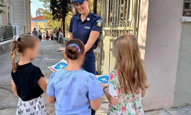 Με ευχές για μια καλή σχολική χρονιά αστυνομικοί της Ανατολικής Μακεδονίας και Θράκης διένειμαν, για μία ακόμη χρονιά, ενημερωτικό υλικό κυκλοφοριακής αγωγής σε σχολεία, εν όψει της έναρξης της νέας σχολικής περιόδου