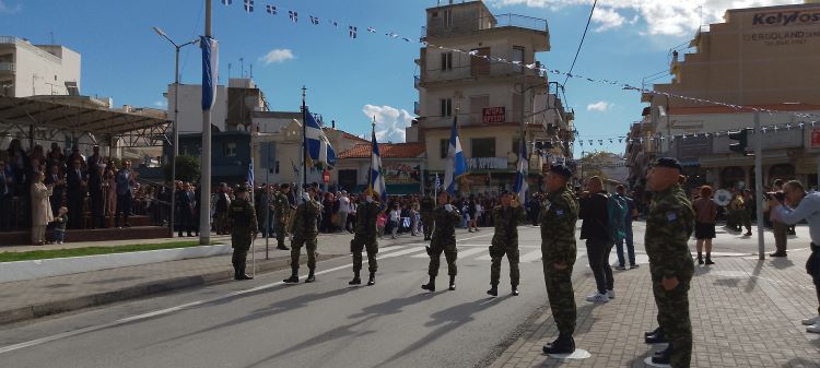 Η παρέλαση της 28ης    Οκτωβρίου τα είχε όλα. Και λεβεντιά και πολιτική αδιαφορία