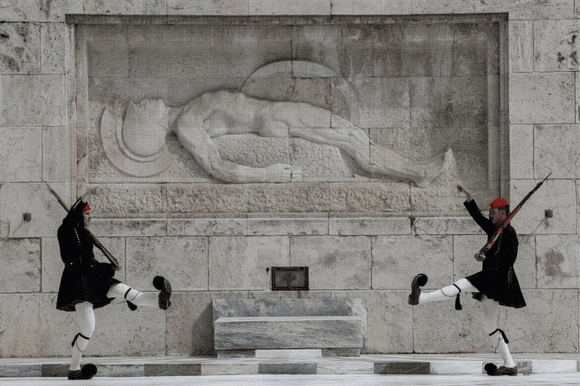 Οι νεκροί της χώρας, στην δίνη του πολιτικού συστήματος.