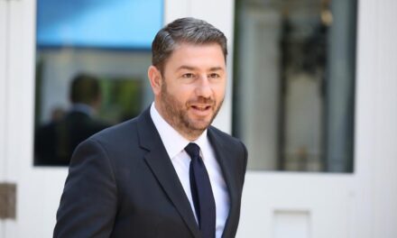 ΠΑΣΟΚ ΜΕΤΑΞΥ ΣΦΥΡΑΣ ΚΑΙ ΑΚΜΟΝΟΣ