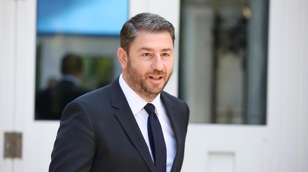 ΠΑΣΟΚ ΜΕΤΑΞΥ ΣΦΥΡΑΣ ΚΑΙ ΑΚΜΟΝΟΣ