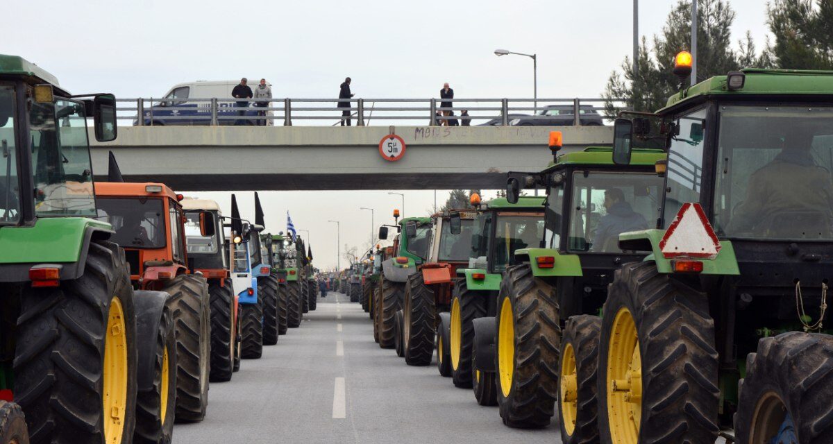Χριστούγεννα στους δρόμους υπόσχονται οι αγρότες | Αποφασίζουν κλιμάκωση των κινητοποιήσεων