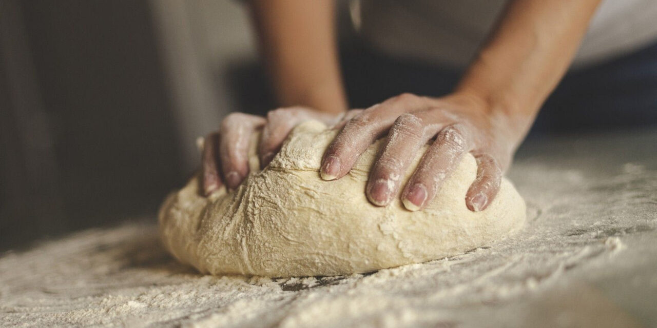 Λάρισα: 49χρονη φουρνάρισσα σκοτώθηκε όταν το φουλάρι της μπλέχτηκε στο ζυμωτήριο