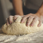 Λάρισα: 49χρονη φουρνάρισσα σκοτώθηκε όταν το φουλάρι της μπλέχτηκε στο ζυμωτήριο